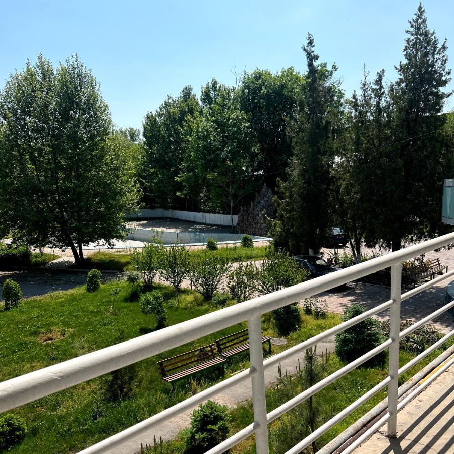 Tourist Hotel Sjymkent Exteriör bild