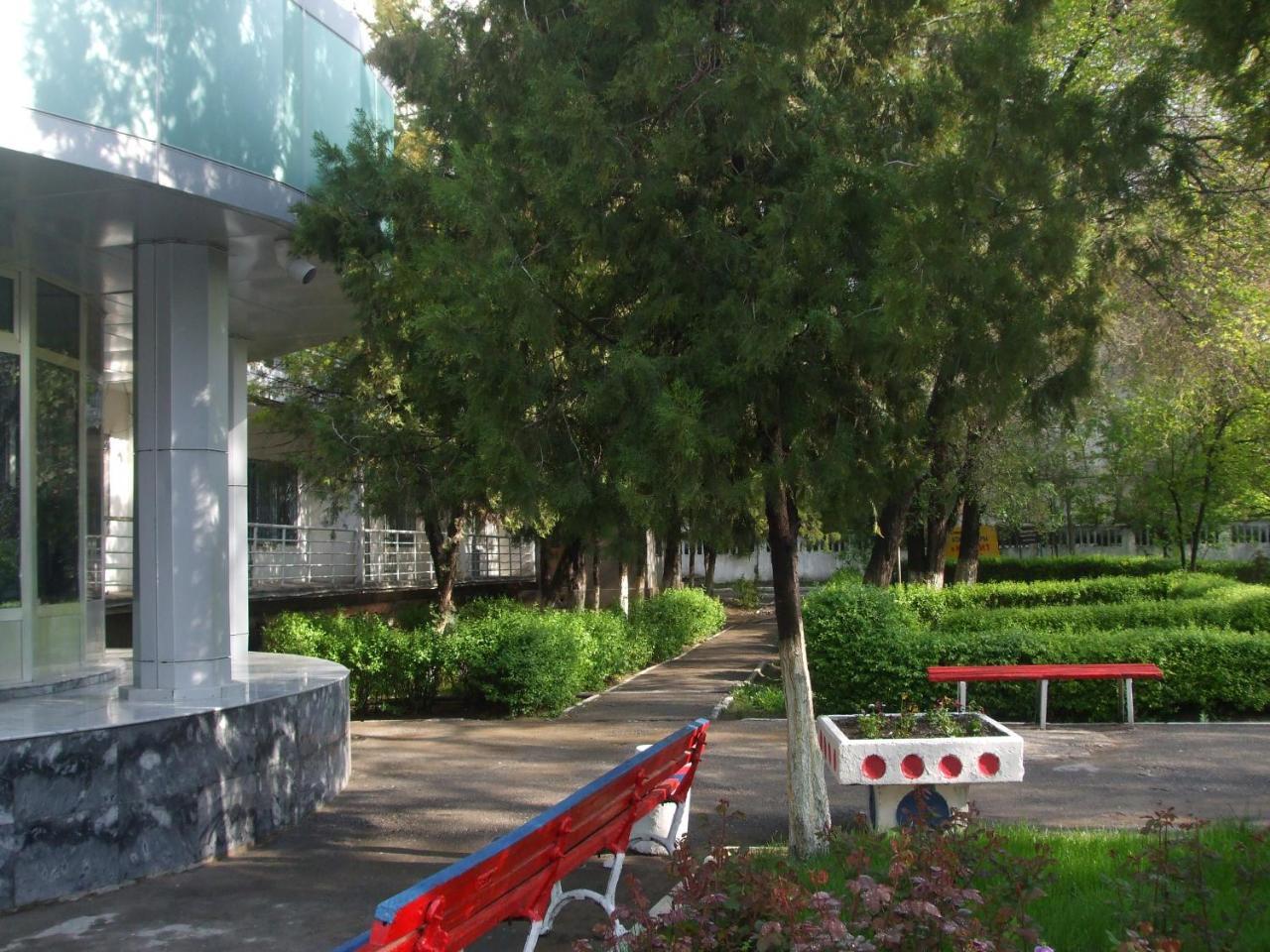 Tourist Hotel Sjymkent Exteriör bild