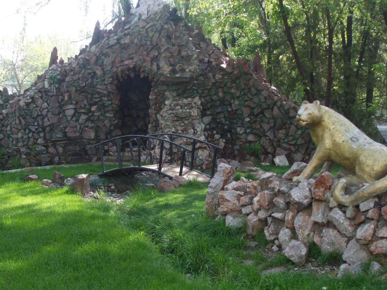 Tourist Hotel Sjymkent Exteriör bild