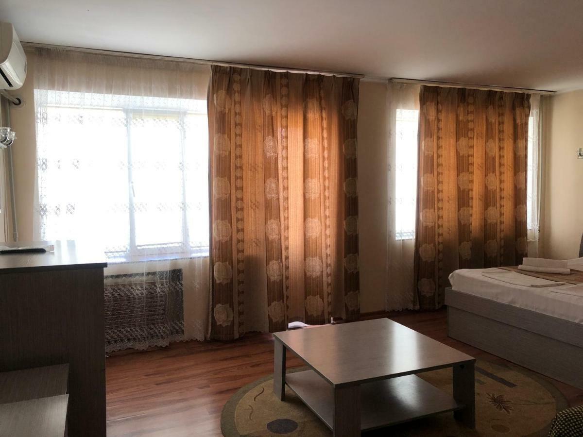 Tourist Hotel Sjymkent Exteriör bild