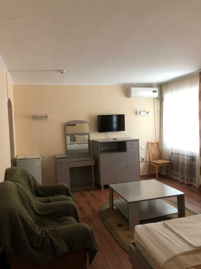 Tourist Hotel Sjymkent Exteriör bild