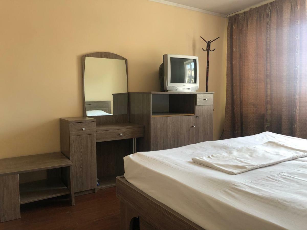 Tourist Hotel Sjymkent Exteriör bild